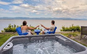 Chalet Studio #5 Waterfront With Spa, Fireplace & Wifi